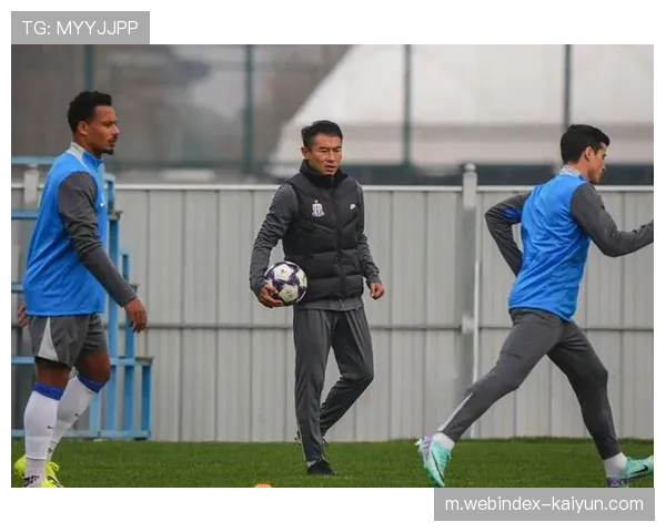 申花客战武里南联短短两分钟拉唐连吃两黄被罚下